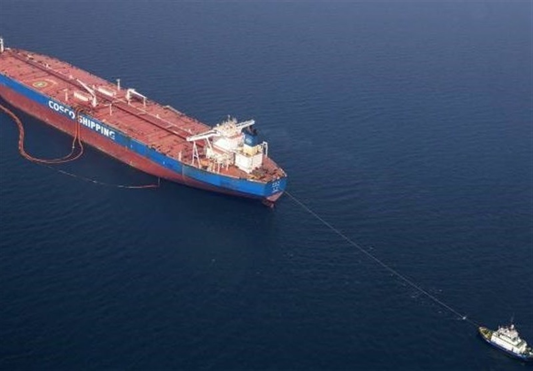 Ett stort lastfartyg från COSCO SHIPPING bogseras över havet, vilket illustrerar den globala sjöfartens roll i företagslogistik.